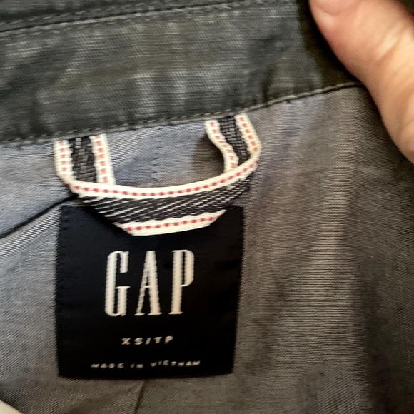 Gap XS jean jacket in an aged look. Two button closure & two front deep pockets. - Picture 7 of 11